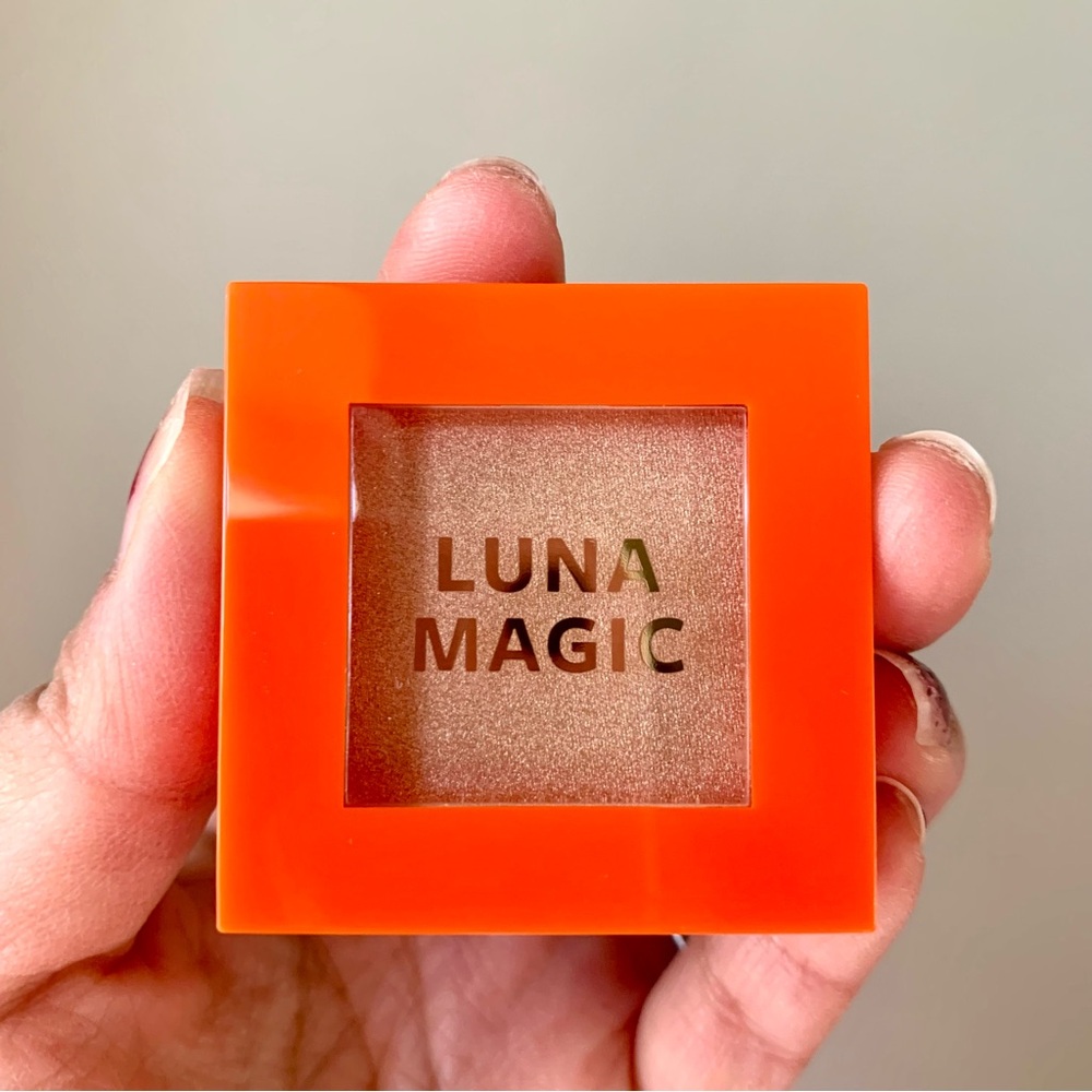 Luna Magic Compact Pressed Powder Highlighter in Tulum